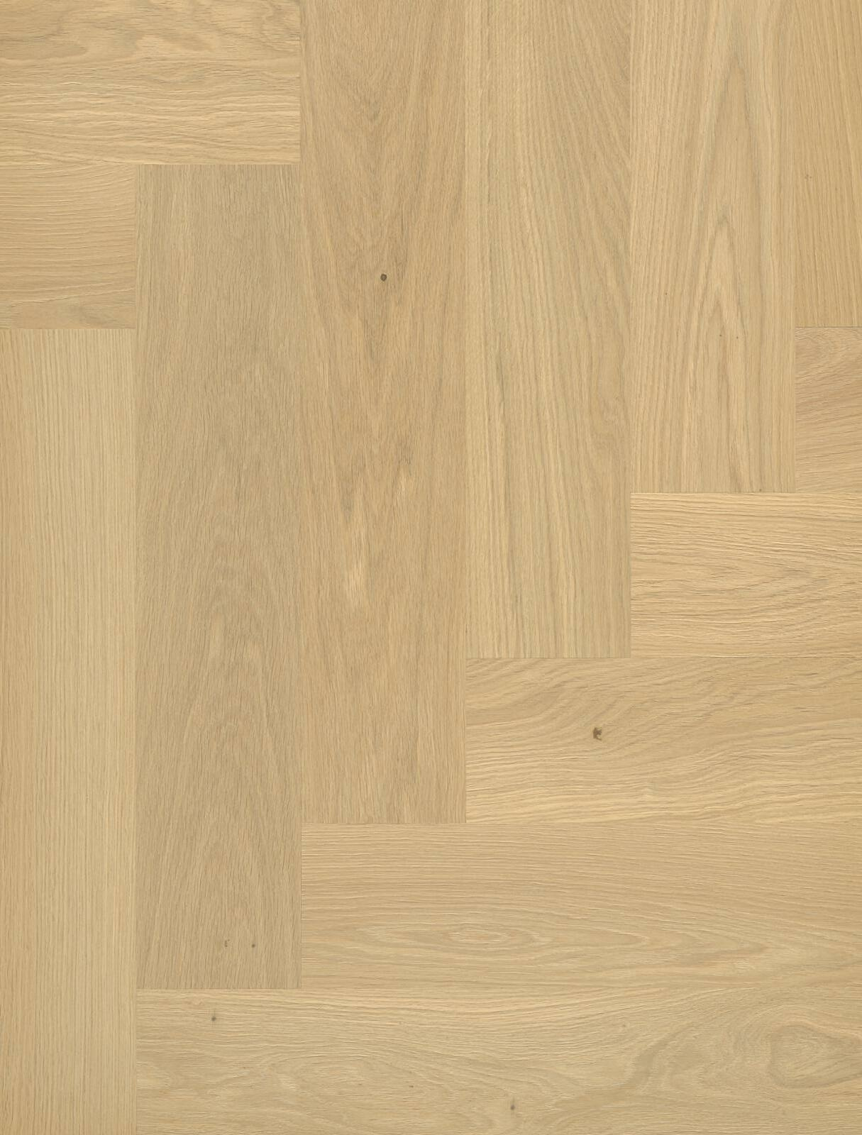 Hele tammepuidust põrandaplaadid naturaalsete mustritega.