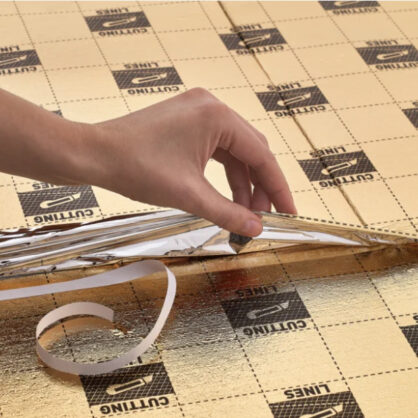 Isolatsioonimaterjali paigaldamine põrandale detailvaade.