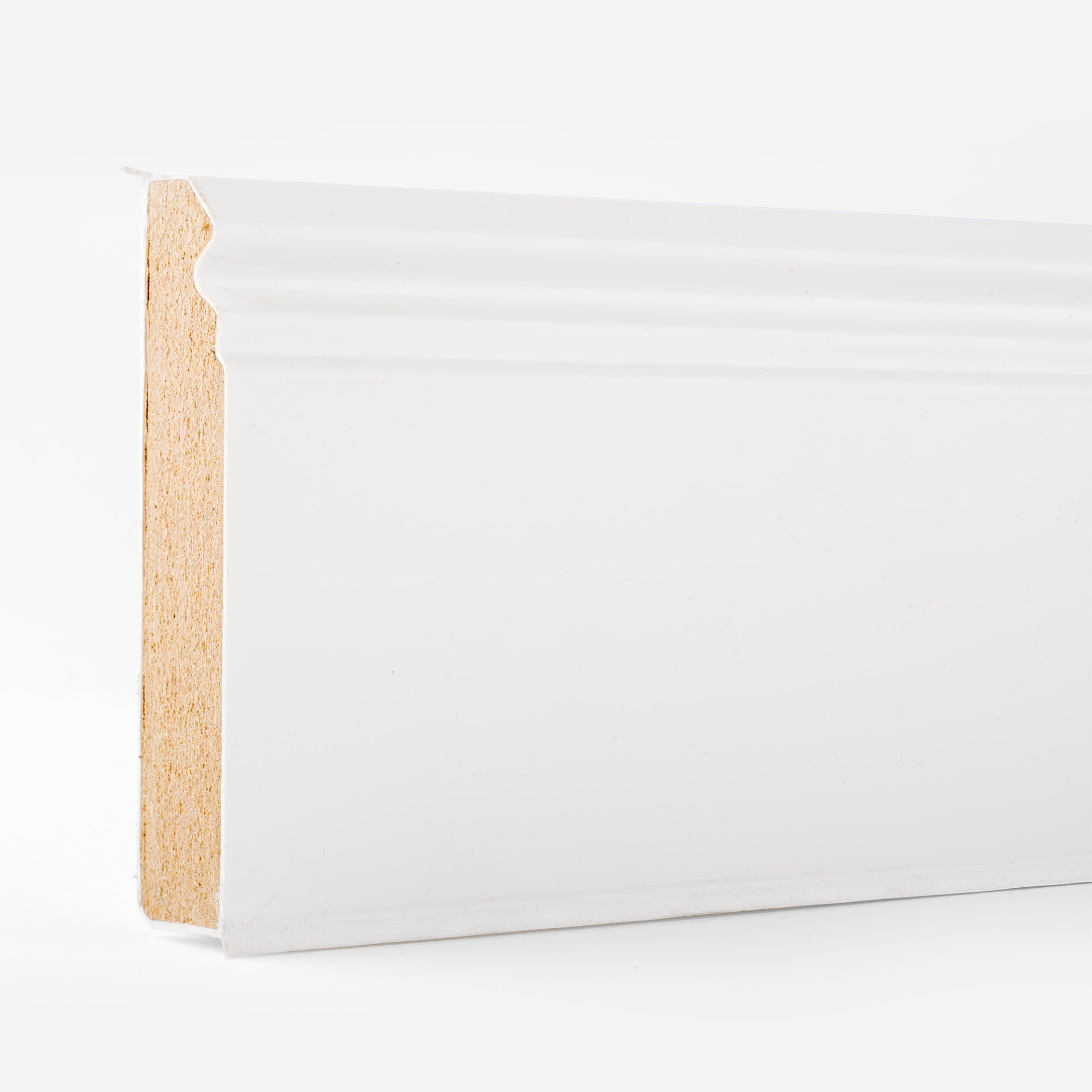 Valge põrandaliist puidust viimistlusega seintele.