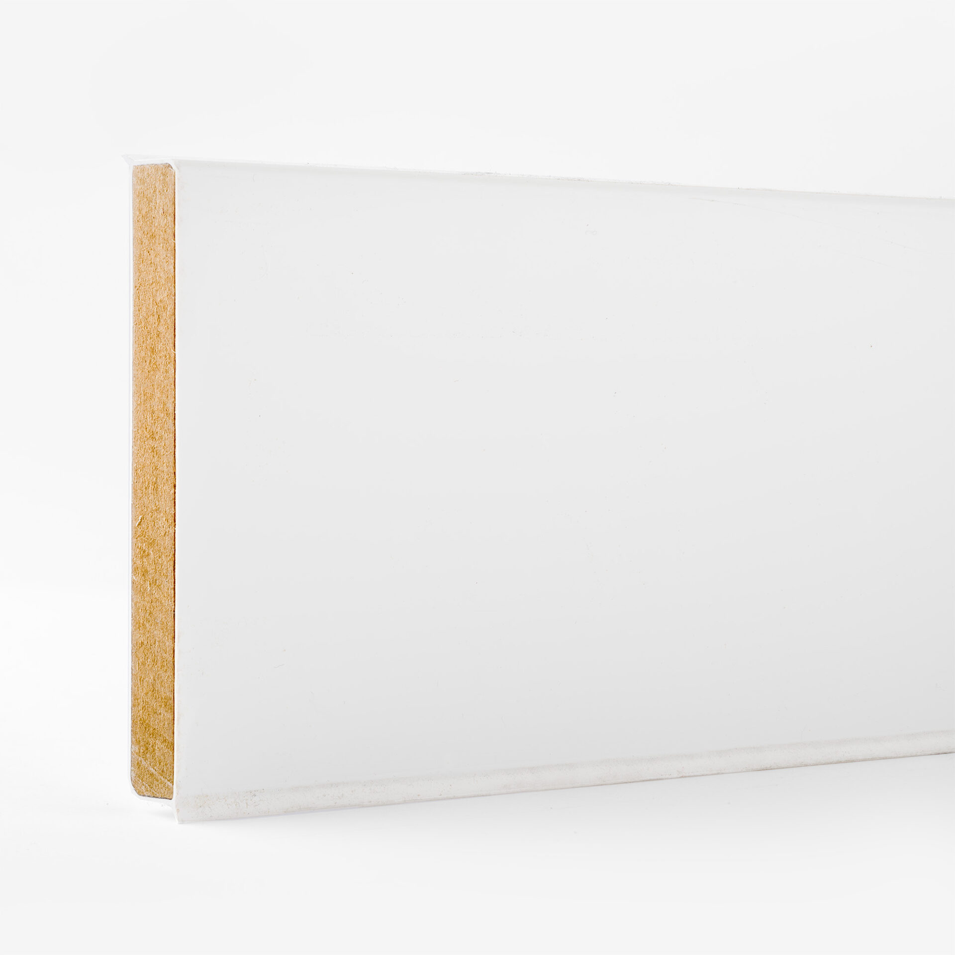 Valge metallprofiil puhta lihtsa viimistlusega