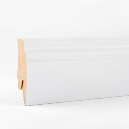 Valge puitliist profiiliga detailne vaade.