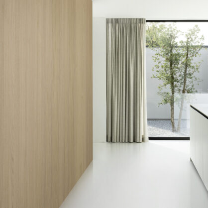 Kaasaegne valgusküllane interjöör puhta disainiga.