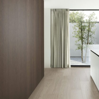 Kaasaegne köök naturaalse puitpõrandaga valgusküllane.