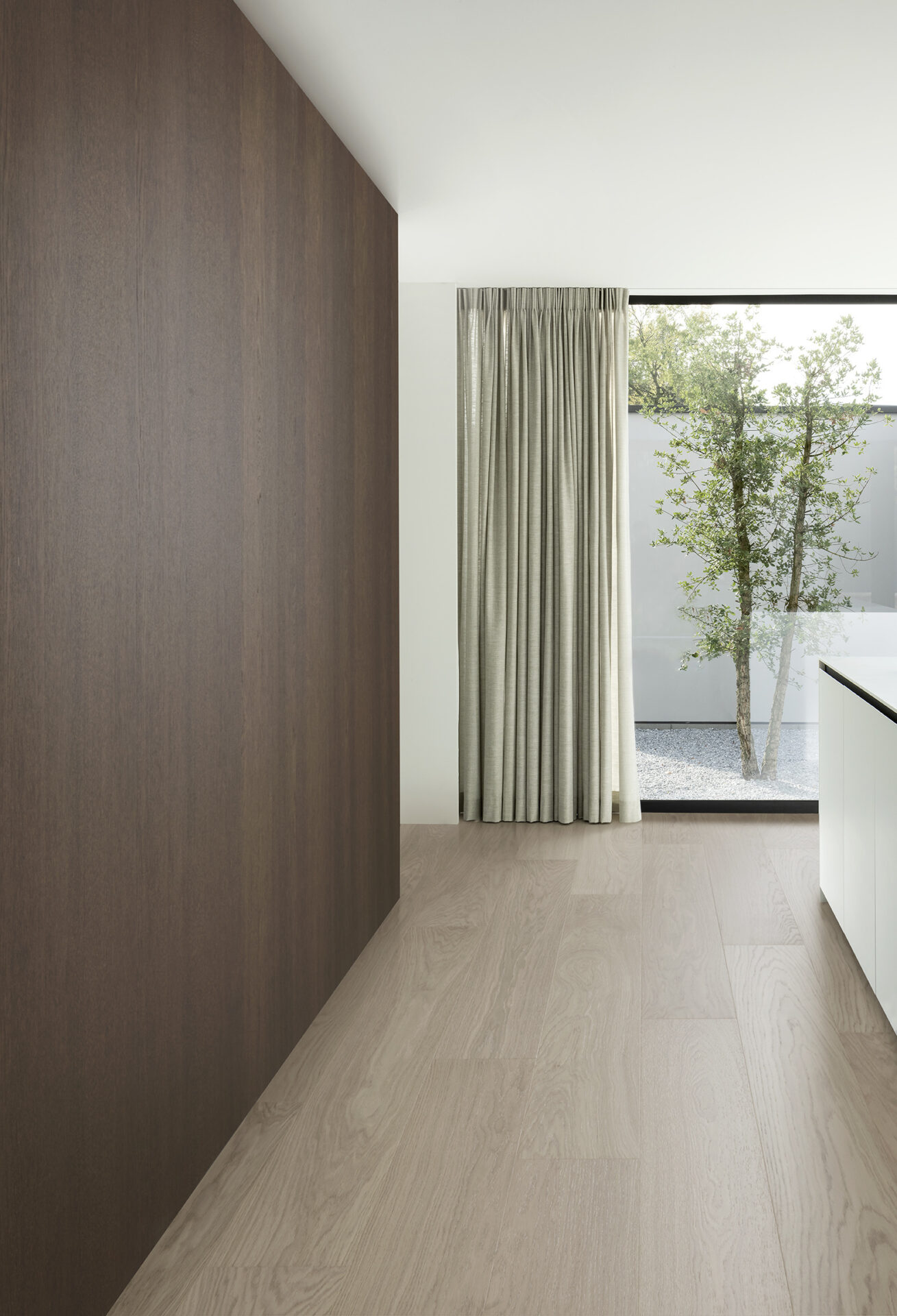 Kaasaegne köök naturaalse puitpõrandaga valgusküllane.