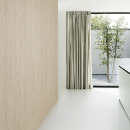 Moodne valgusküllane elutuba suure aknaga vaade