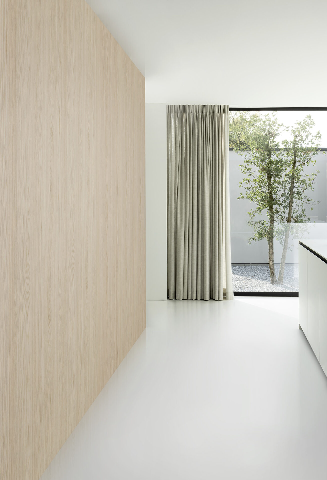 Moodne valgusküllane elutuba suure aknaga vaade