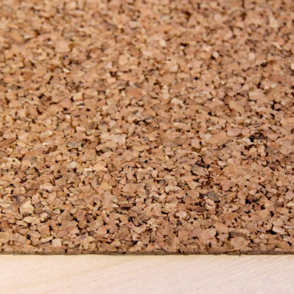 Korgiplaat puidust laua läheduses detailvaade