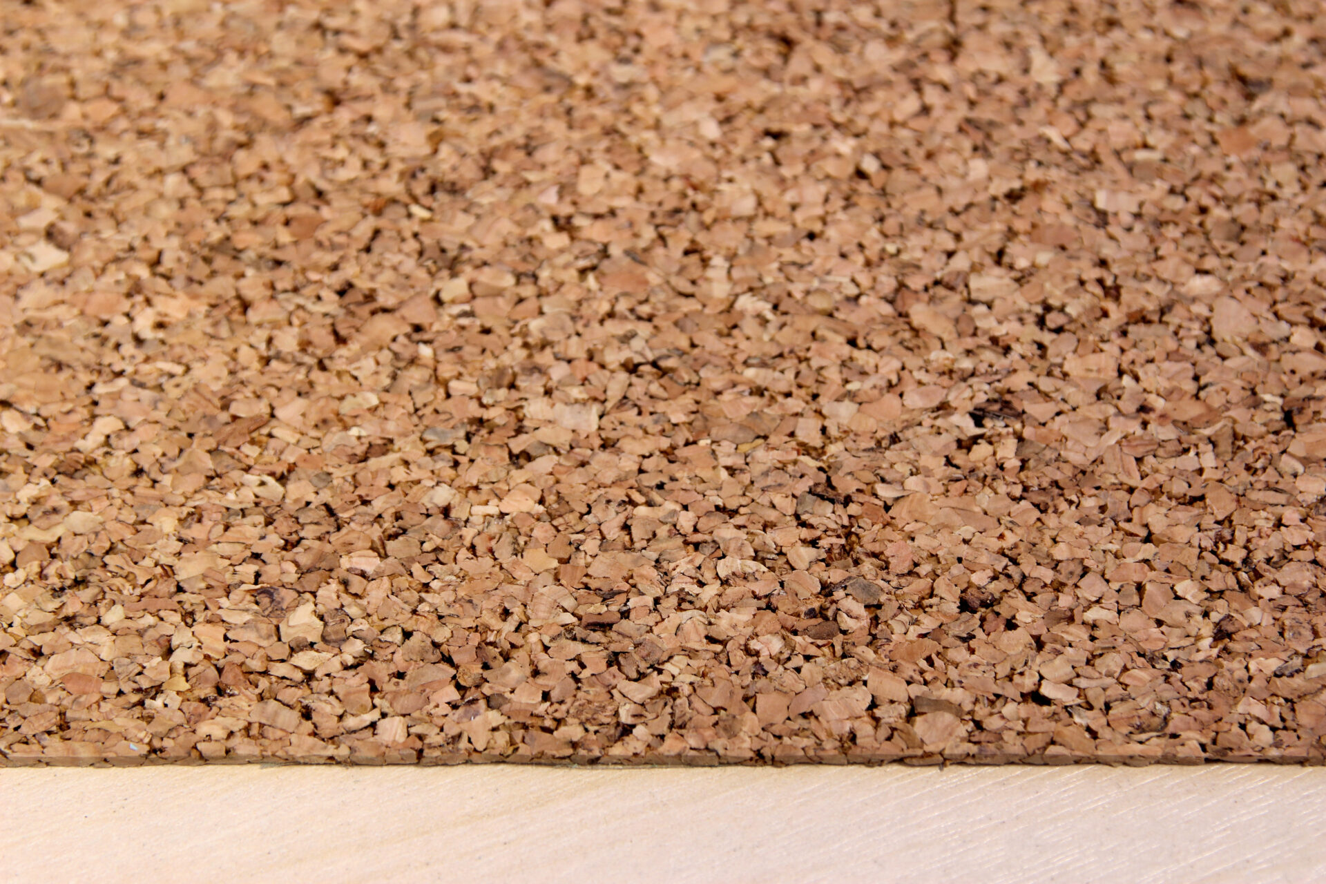 Korgiplaat puidust laua läheduses detailvaade