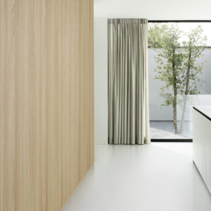 Kaasaegne minimalistlik interjöör puidust seinapaneelidega