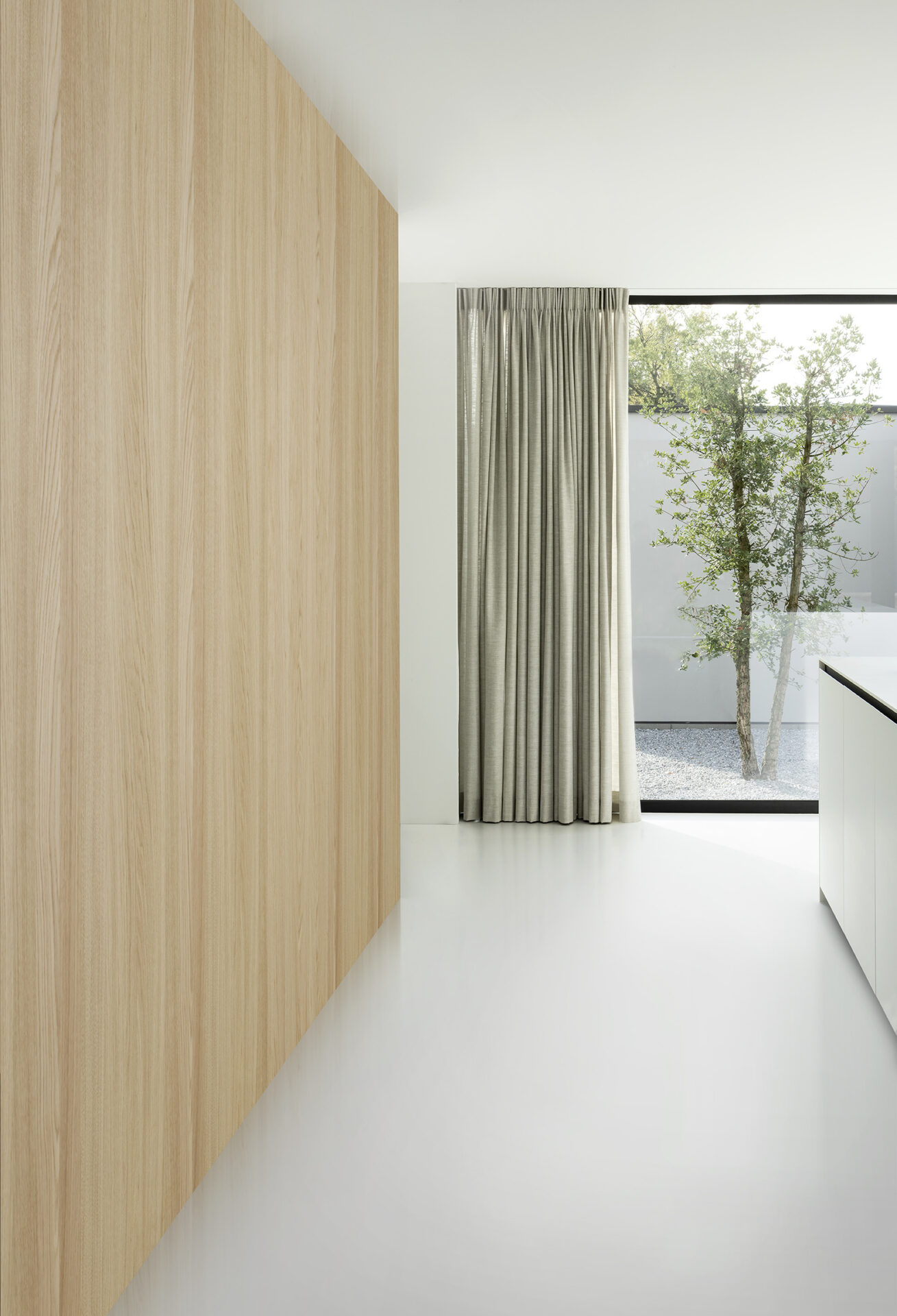 Kaasaegne minimalistlik interjöör puidust seinapaneelidega