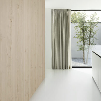 Kaasaegne minimalistlik sisekujundus hele ruumiga