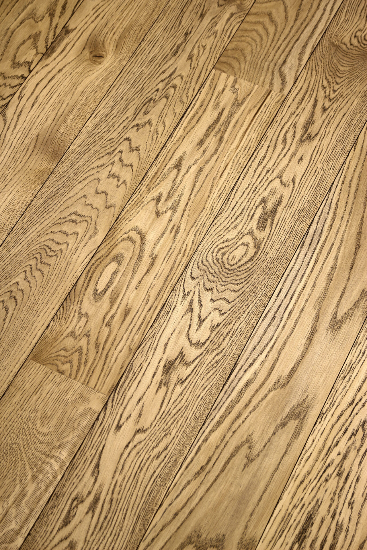 Loodusliku puidu parkettpõrand mustriga lähedalt vaade.