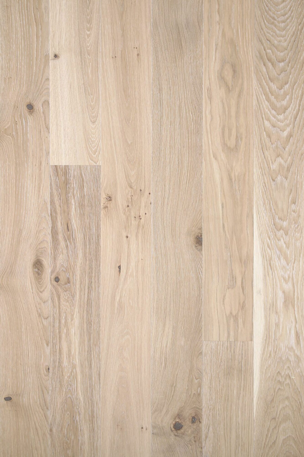 Hele puitpõrand luksuslikus elutoas Eestis