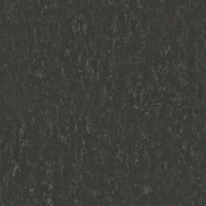 Tume mustriline graniitpind lähedalt vaadatuna Estonias.