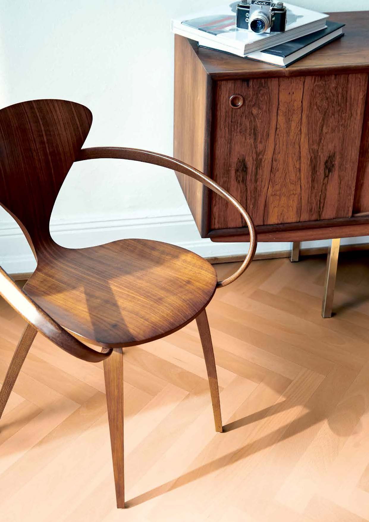 Stiilne puidust tool ja retro kummut ruumis.