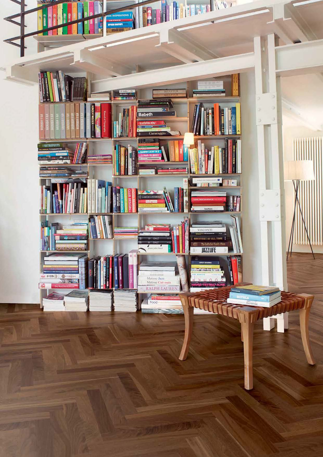 Raamaturiiul täis eri suuruses raamatuid kodus