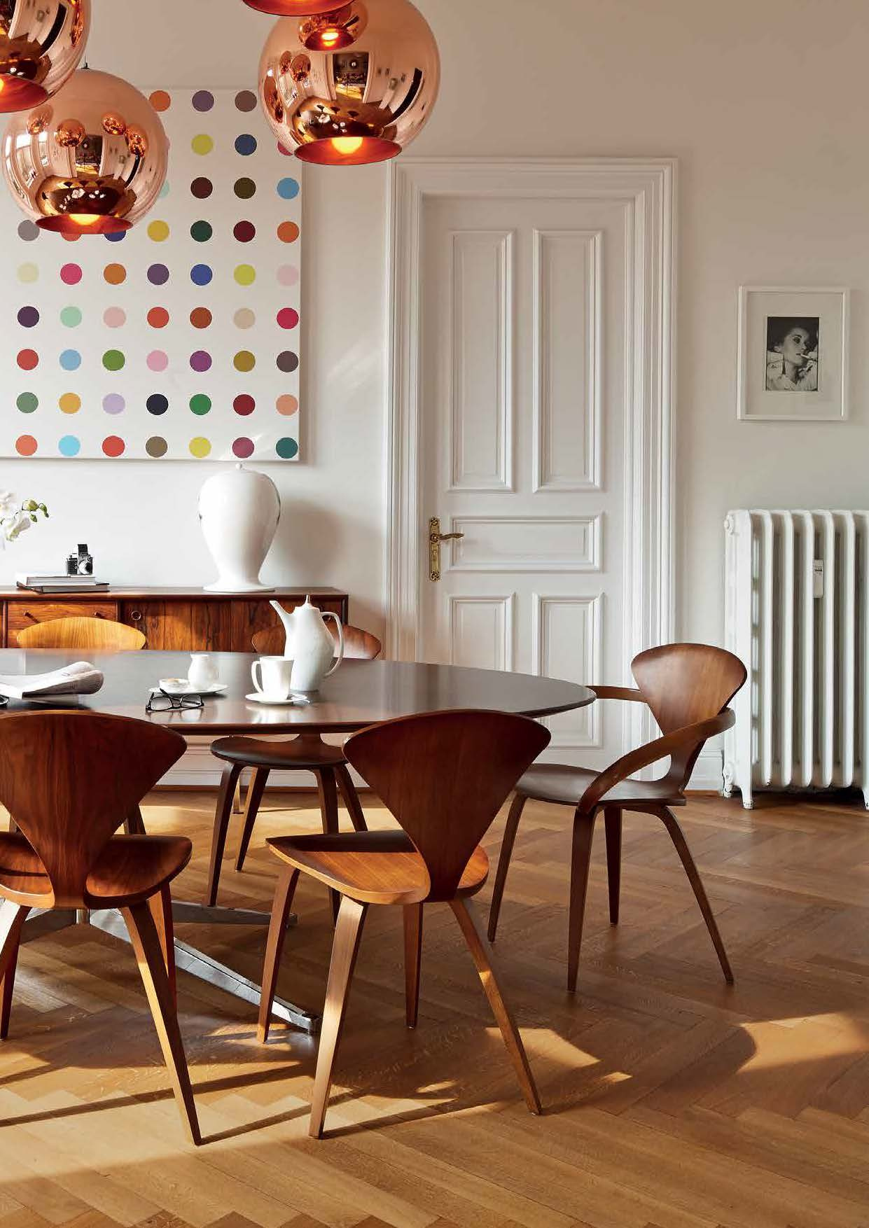 Moodne söögitoa sisustus puidust laud ja toolid kunstiga