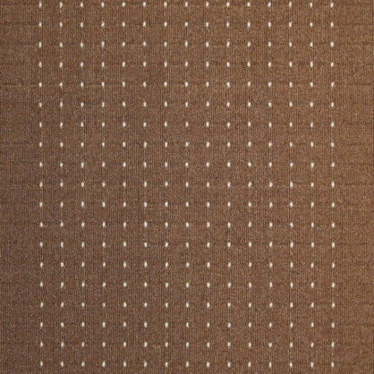 Pruun seinavaip peene triibu- ja täpilise mustriga.