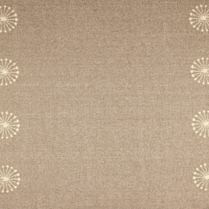 Bež vaip võilillemustriga elegantne sisekujundus.