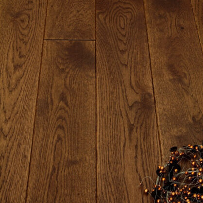 Tume puitpõrand ja dekoratiivsed tuled altvasakul