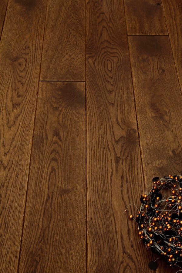 Tume puitpõrand ja dekoratiivsed tuled altvasakul