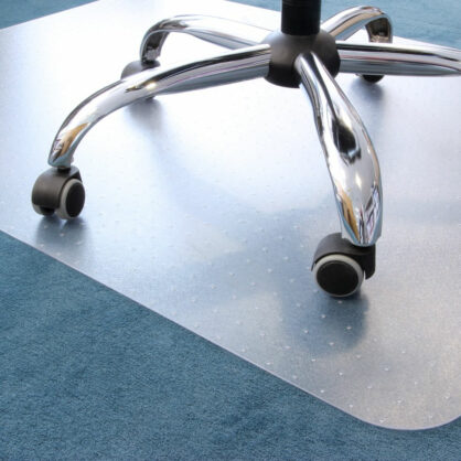 Kontoritooli rattad vaibakaitsematil kontoripinnal