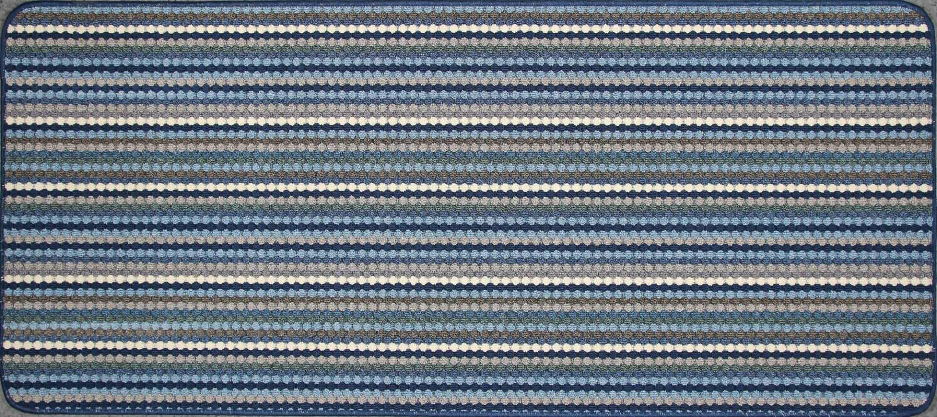 Sinise vaip sinistes valgetes horisontaalsetes triipudes