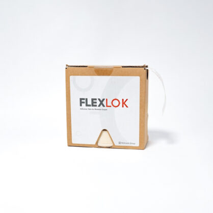 Pappkarbis FLEXLOK kleeplint heledal taustal.