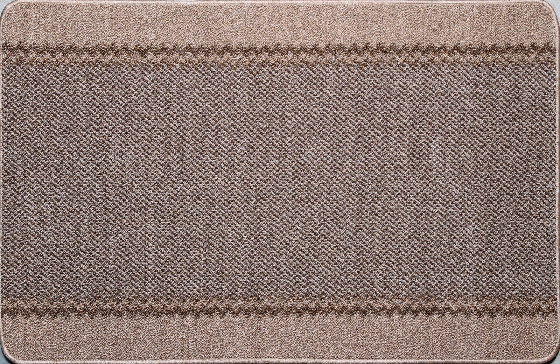 Pruun vaip mustriga sisekujunduseks ja sisustamiseks