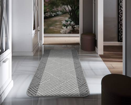 Koridoris heledal põrandal vaip ja kunstiteos