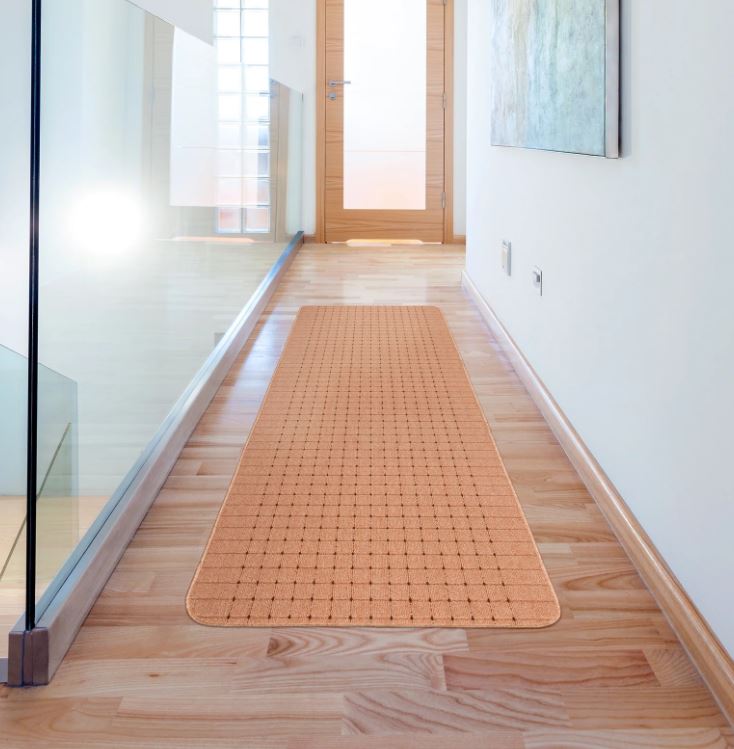 Vaip koridoris puidust põrandal heledas koridoris