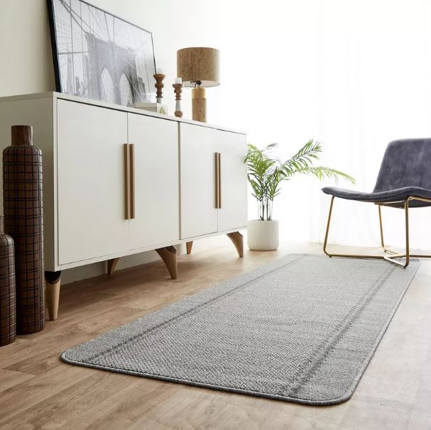 Kaasaegne elutuba minimalistliku vaibaga sisustus