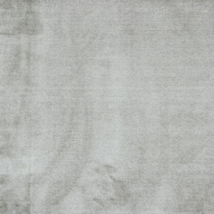 Hallikas hall vaip elutoa sisekujunduses.