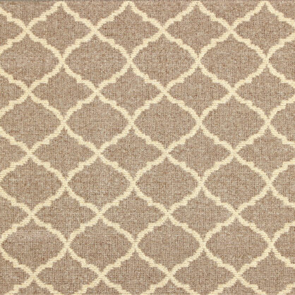 Pruun vaip mustrilise pistetega hele beež.