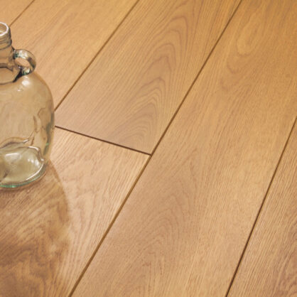 Klaaspudel puitpõrandal kodu sisustus Eesti.