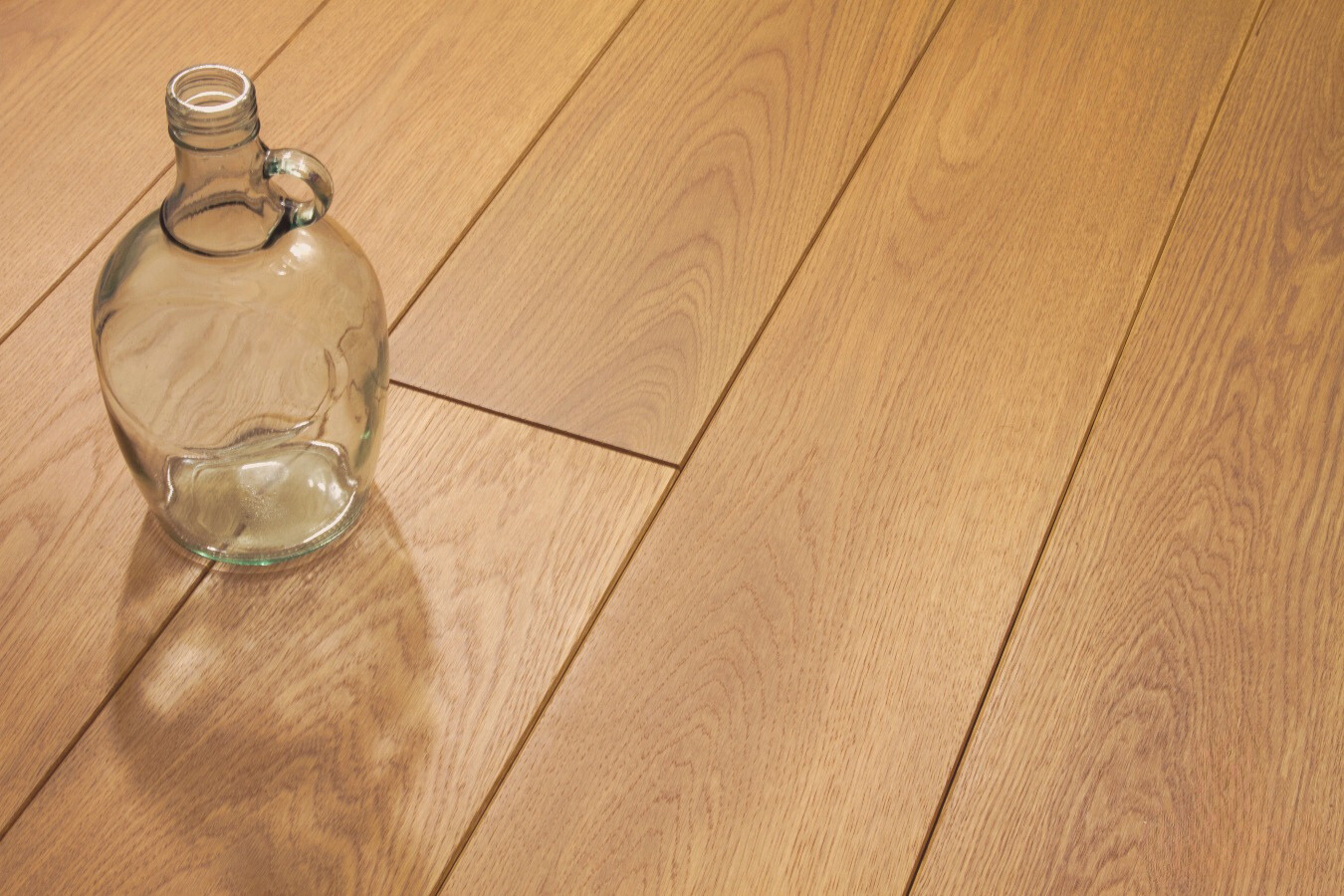 Klaaspudel puitpõrandal kodu sisustus Eesti.