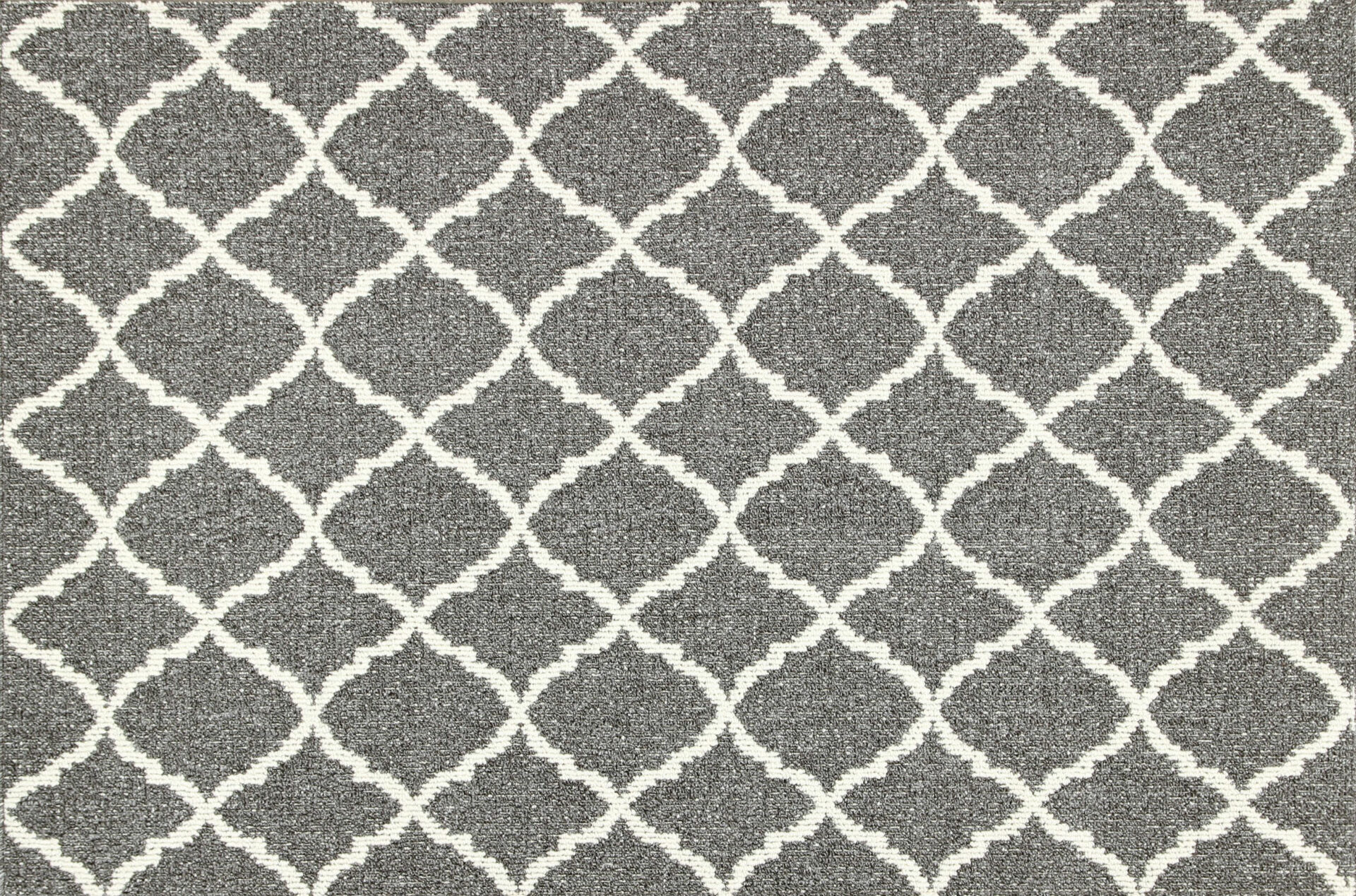 Hall riietatud vaip mustriga halli tooniga