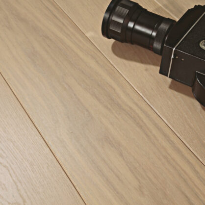 Vanaaegne kaamera puidust põrandal Eestis