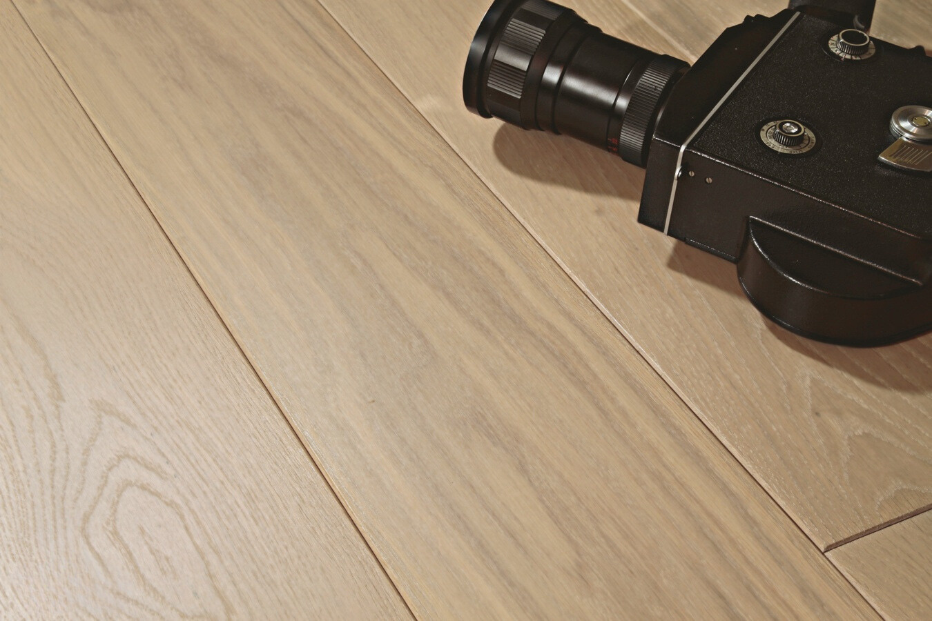 Vanaaegne kaamera puidust põrandal Eestis