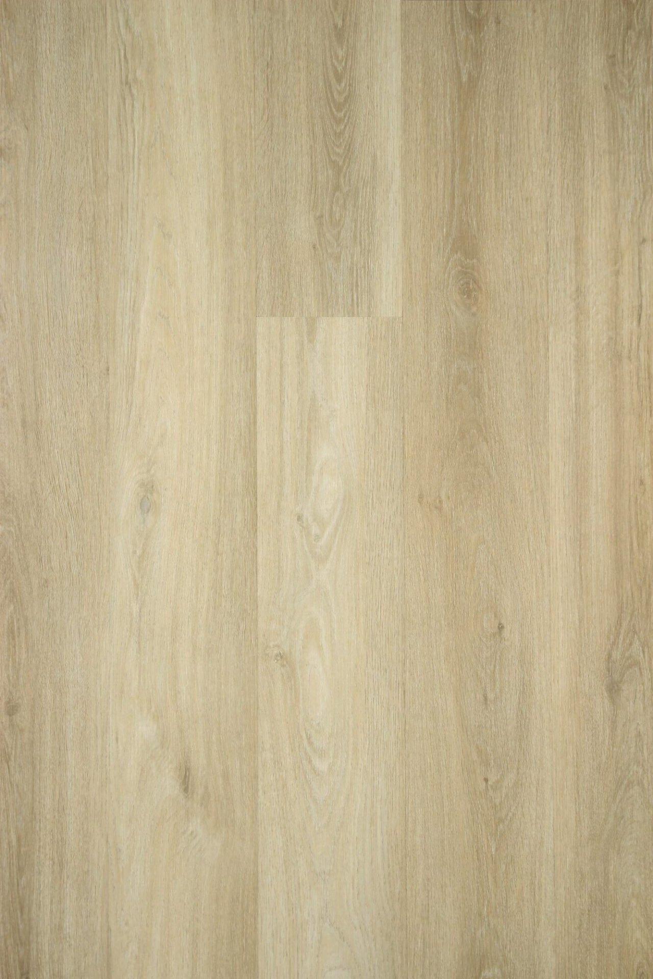 Puidust põrand naturaalse tamme viimistlusega.