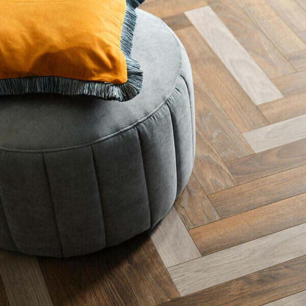 Hallisvaip puidust parkett ja hall tumba padjaga