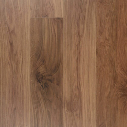 Puitpõrandapaneelid naturaalses pruunis toonis tekstuuriga