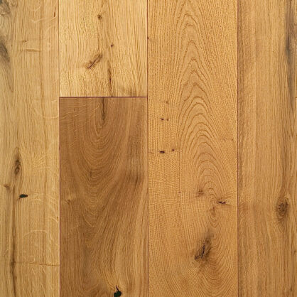 Looduslik tammepuust põrandaplaadid vertikaalselt paigutatud.