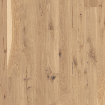 Naturaalne puidust põrand elegantse helepruuni tooniga