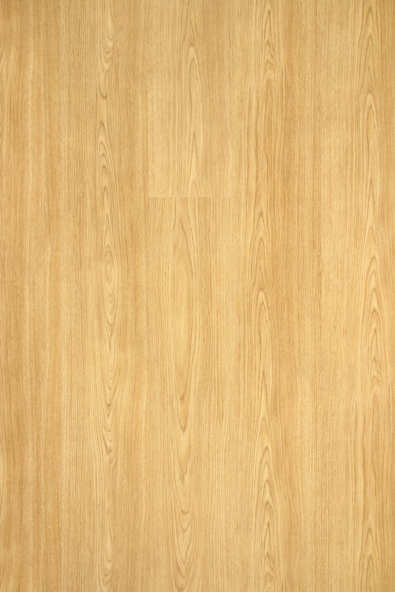 Hele tammetoonega parkett puidumustriga põrandal.