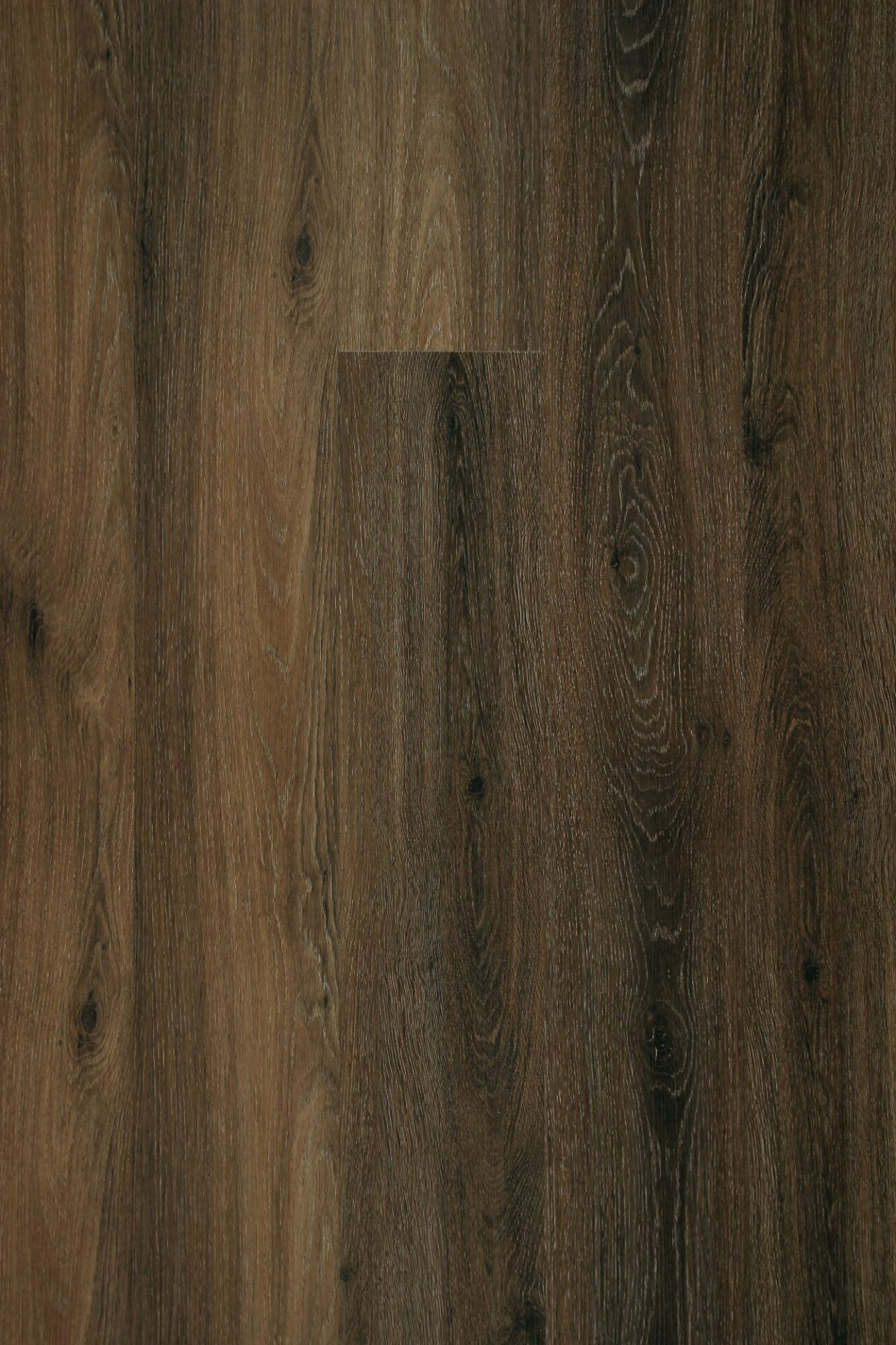 Tume puitpõranda viimistlus ja naturaalne puidumuster.