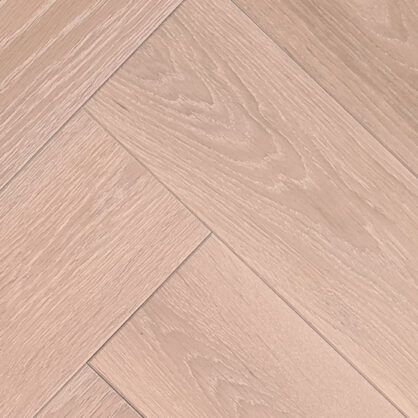 Helesed parkettpõrand heledates toonides lähedalt vaadatuna