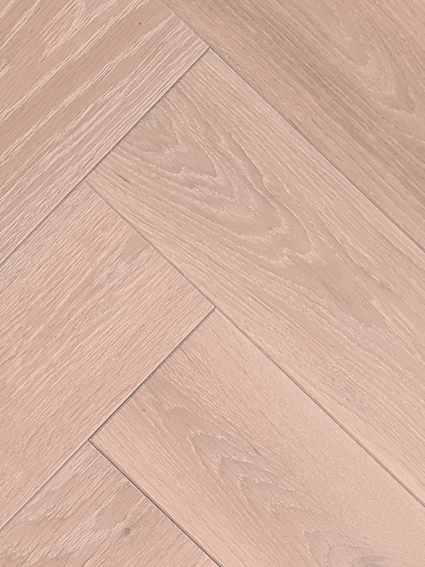 Helesed parkettpõrand heledates toonides lähedalt vaadatuna