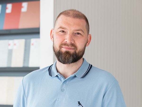 Mees helesinises polos kontoris Estonia