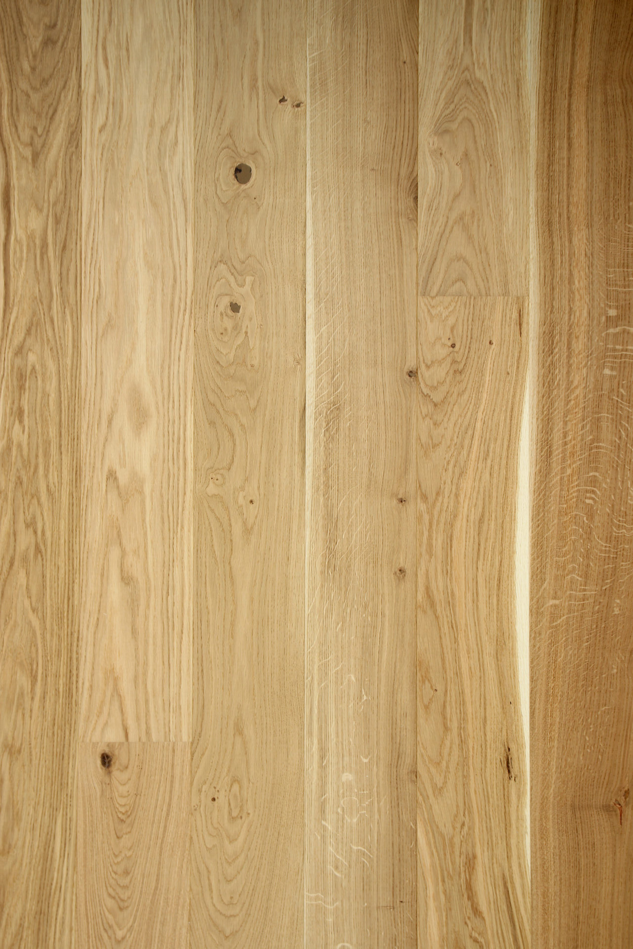 Puidust põrandaplaadid lihvitud viimistlusega kergelt pruunid